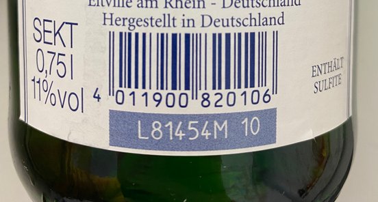 Die Flasche zeigt ein Etikett mit wichtigen Informationen, darunter Alkoholgehalt, Herstellerangaben aus Deutschland und eine Losnummer.